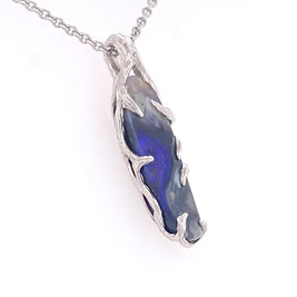 Vedhæng med ægte solid opal fra Lightning Ridge, Australien indfattet i rhodineret sterling sølv. 