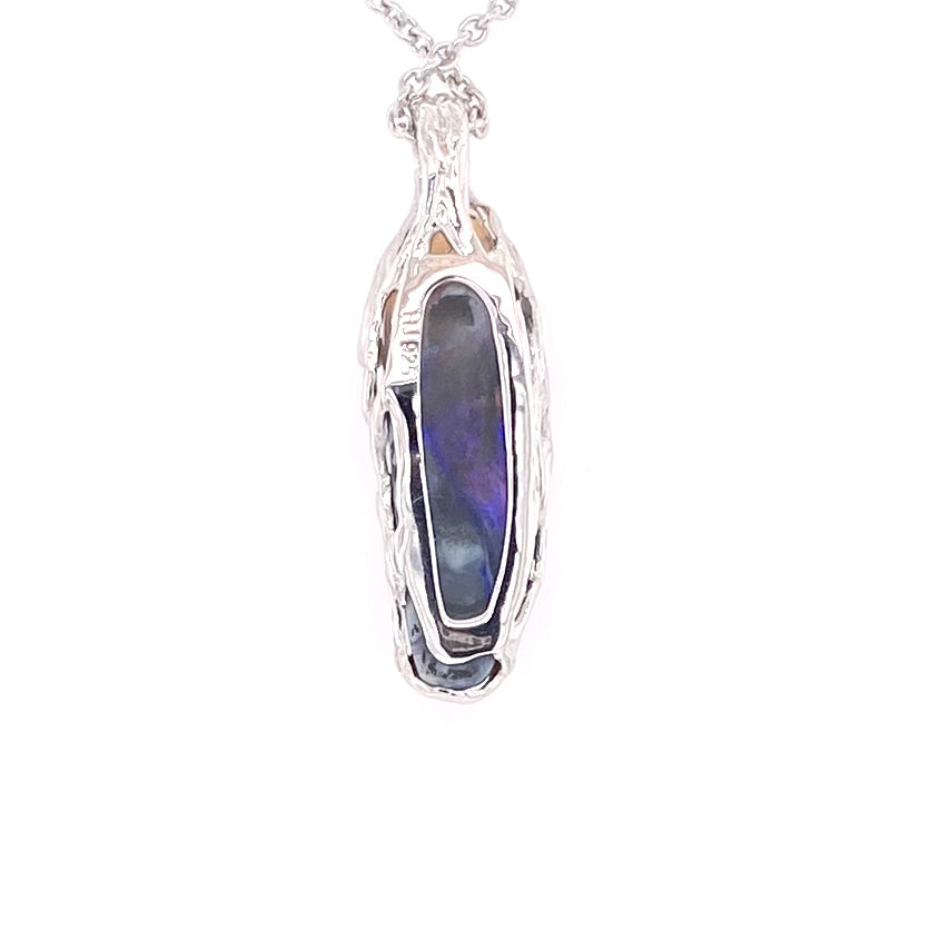 Vedhæng med ægte solid opal fra Lightning Ridge, Australien indfattet i rhodineret sterling sølv. 