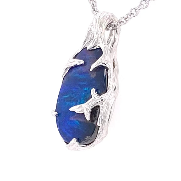 Vedhæng med ægte solid boulder opal fra Australien indfattet i sterling sølv.