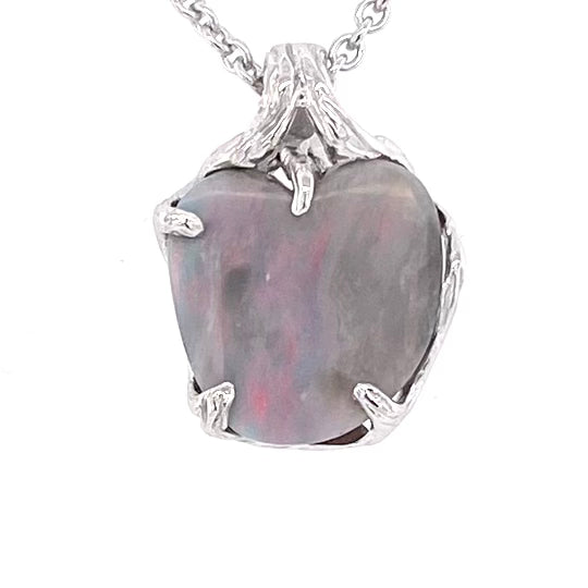 Vedhæng med en ægte solid opal fra vores mine i Lightning Ridge, Australien indfattet i sterling sølv.