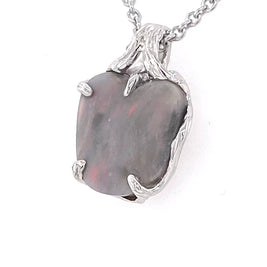 Vedhæng med en ægte solid opal fra vores mine i Lightning Ridge, Australien indfattet i sterling sølv.