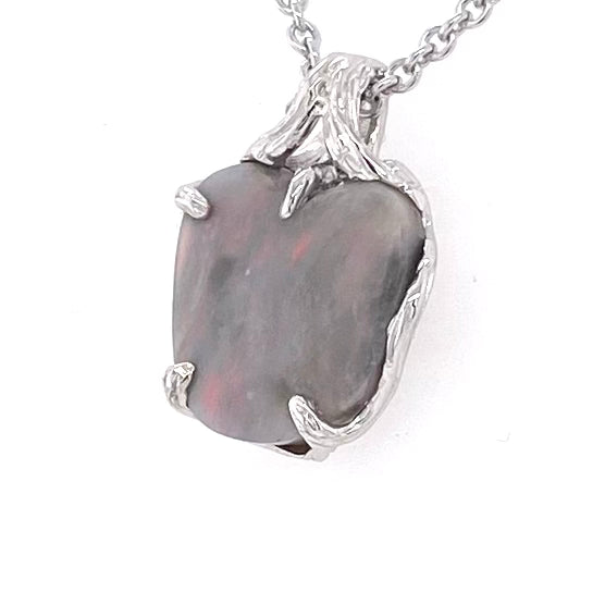 Vedhæng med en ægte solid opal fra vores mine i Lightning Ridge, Australien indfattet i sterling sølv.
