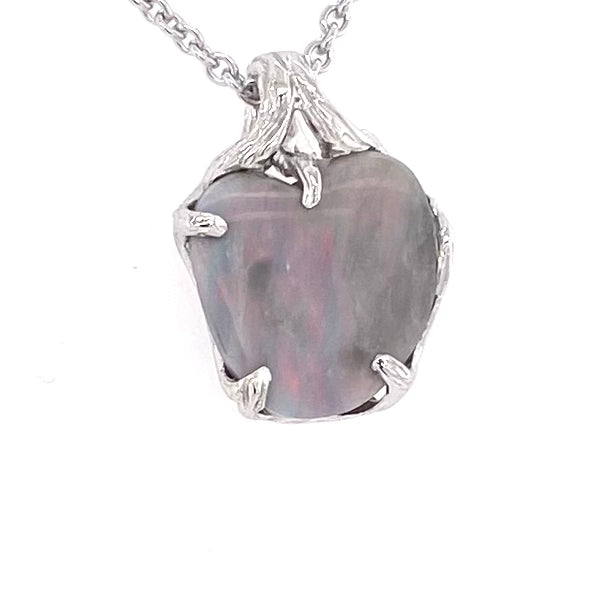 Vedhæng med en ægte solid opal fra vores mine i Lightning Ridge, Australien indfattet i sterling sølv.