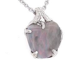 Vedhæng med en ægte solid opal fra vores mine i Lightning Ridge, Australien indfattet i sterling sølv.