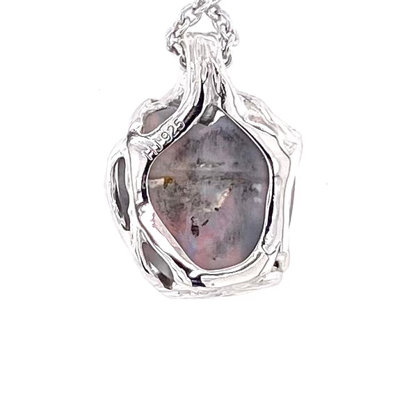 Vedhæng med en ægte solid opal fra vores mine i Lightning Ridge, Australien indfattet i sterling sølv.