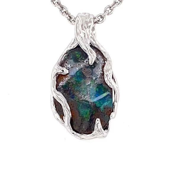 Solid boulder opal fra Queensland, Australien indfattet i sterling sølv.