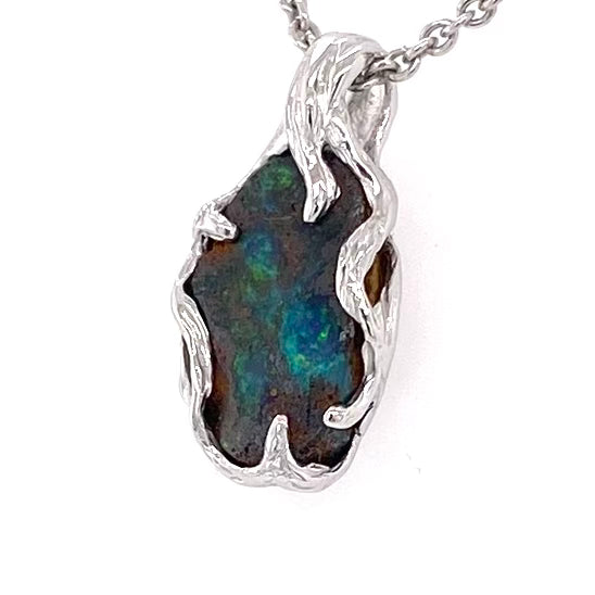 Solid boulder opal fra Queensland, Australien indfattet i sterling sølv.