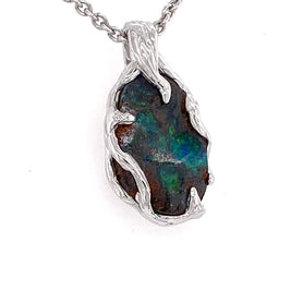 Solid boulder opal fra Queensland, Australien indfattet i sterling sølv.