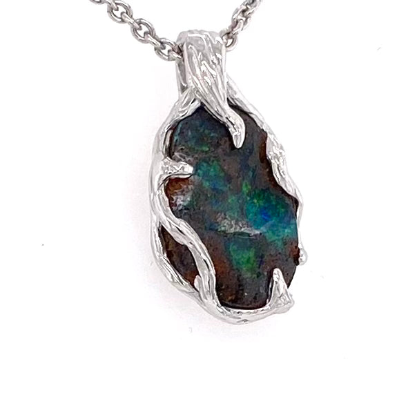 Solid boulder opal fra Queensland, Australien indfattet i sterling sølv.