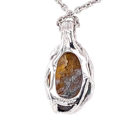 Solid boulder opal fra Queensland, Australien indfattet i sterling sølv.