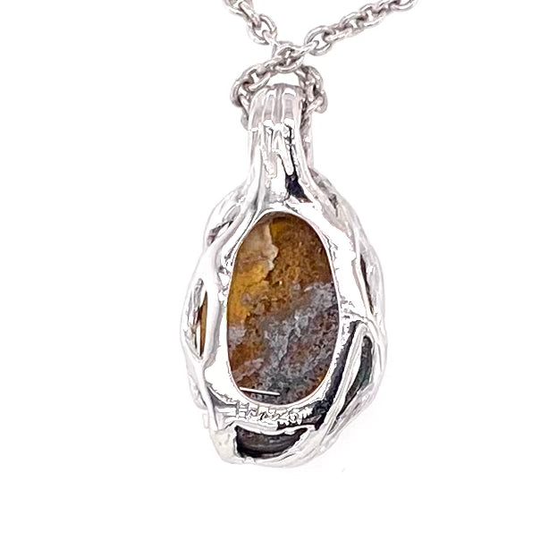 Solid boulder opal fra Queensland, Australien indfattet i sterling sølv.
