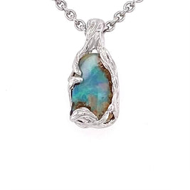 Solid boulder opal fra Queensland, Australien indfattet i sterling sølv.