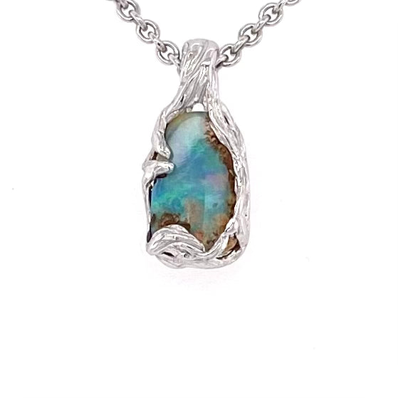 Solid boulder opal fra Queensland, Australien indfattet i sterling sølv.