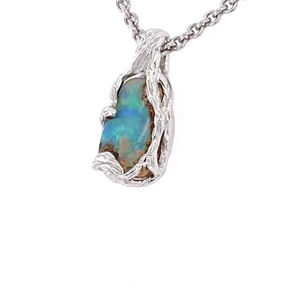 Solid boulder opal fra Queensland, Australien indfattet i sterling sølv.