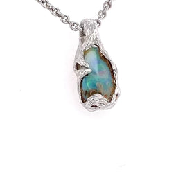Solid boulder opal fra Queensland, Australien indfattet i sterling sølv.
