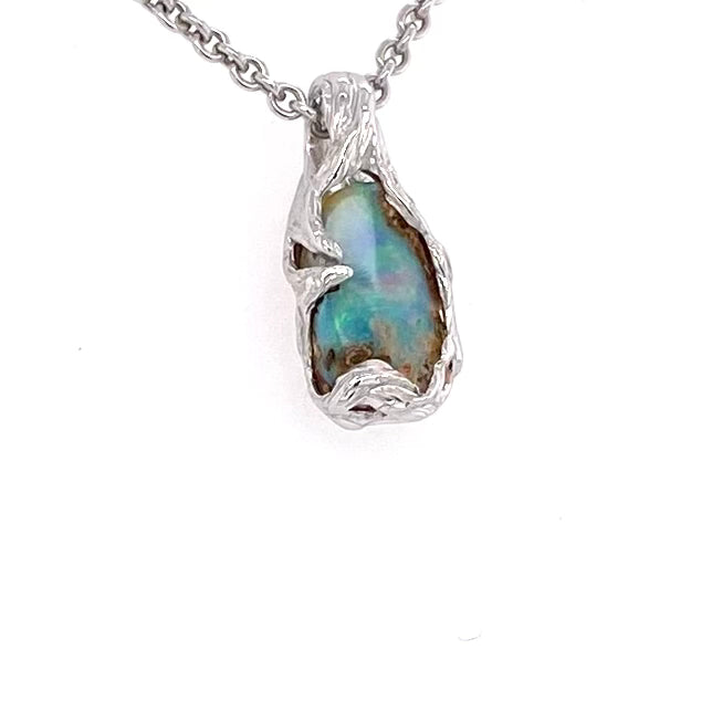 Solid boulder opal fra Queensland, Australien indfattet i sterling sølv.