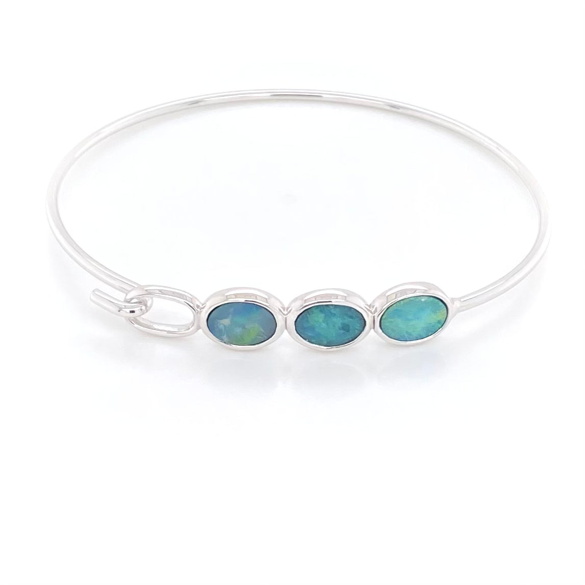 Armbånd i sterling sølv fra Jensen Opals med 3 ovale opaler der sidder oven på armen