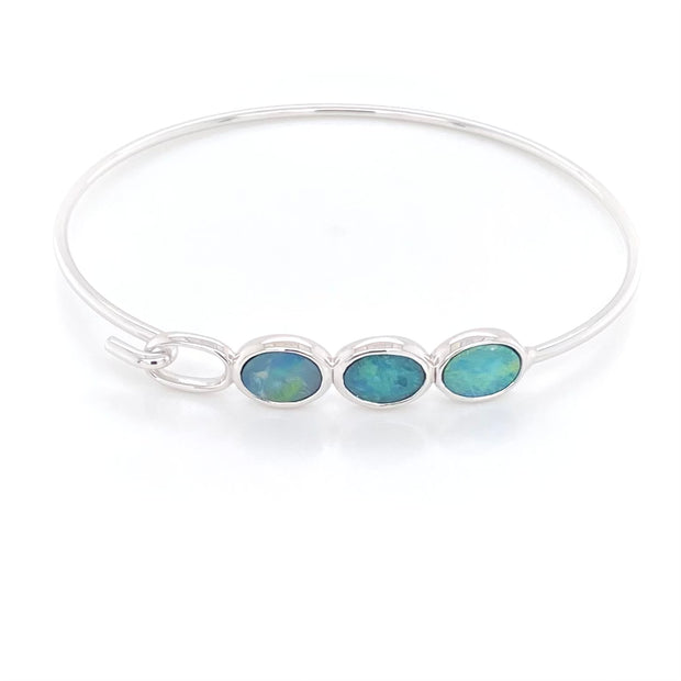 Armbånd i sterling sølv fra Jensen Opals med 3 ovale opaler der sidder oven på armen