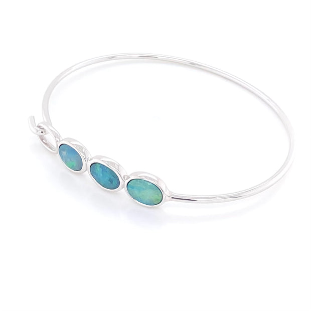 Armbånd i sterling sølv fra Jensen Opals med 3 ovale opaler der sidder oven på armen.