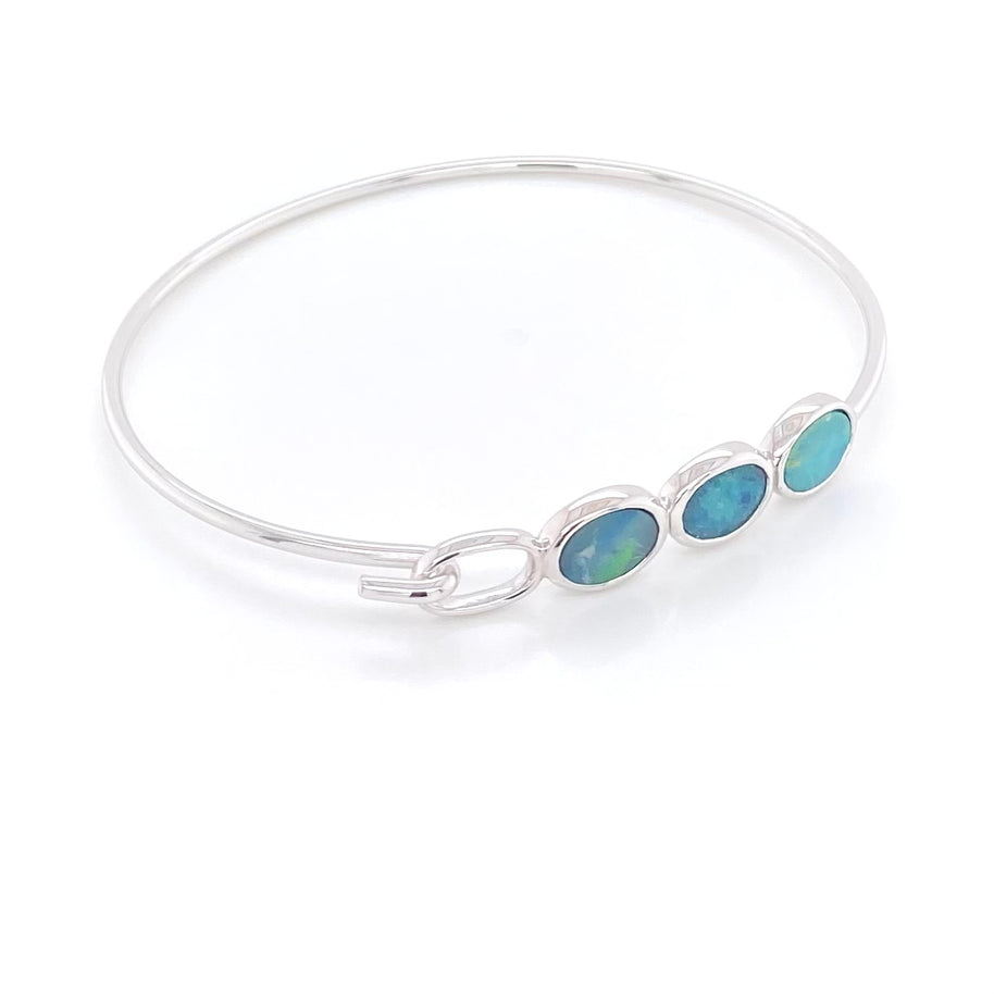 Elegant armbånd i sterling sølv fra Jensen Opals med 3 ovale opaler der sidder oven på armen.