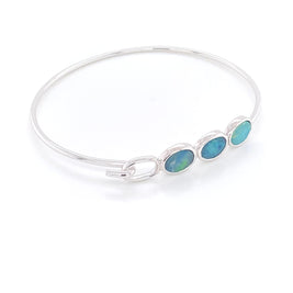 Elegant armbånd i sterling sølv fra Jensen Opals med 3 ovale opaler der sidder oven på armen.