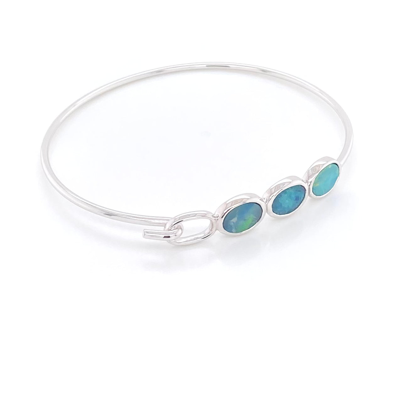 Elegant armbånd i sterling sølv fra Jensen Opals med 3 ovale opaler der sidder oven på armen.