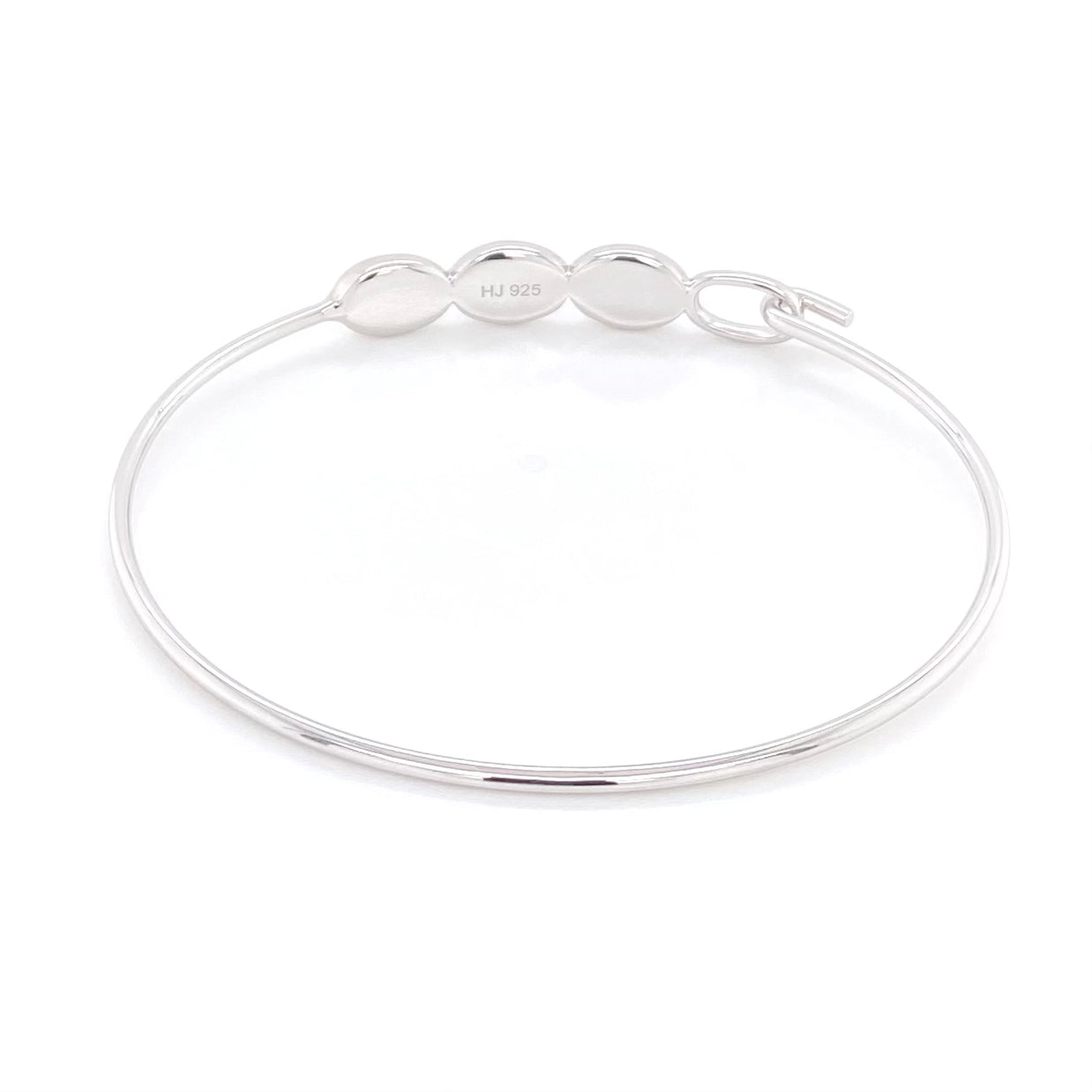 Armbånd i Sterling sølv med 3 doublet opaler der sidder oven på armen. Underside af armringen.