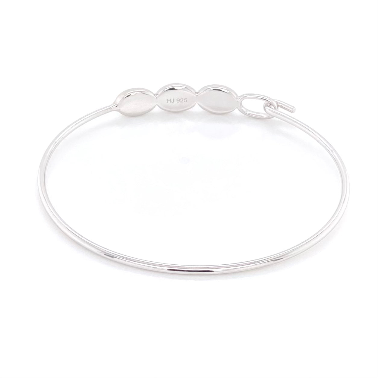 Elegant armbånd i sterling sølv fra Jensen Opals med 3 ovale opaler der sidder oven på armen. Undersiden.