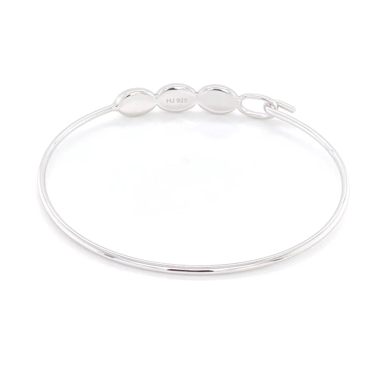 Elegant armbånd i sterling sølv fra Jensen Opals med 3 ovale opaler der sidder oven på armen. Undersiden af armringen.
