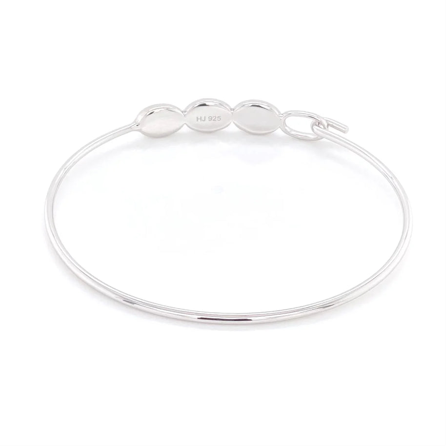 Elegant armbånd i sterling sølv fra Jensen Opals med 3 ovale opaler der sidder oven på armen. Undersiden af armringen.