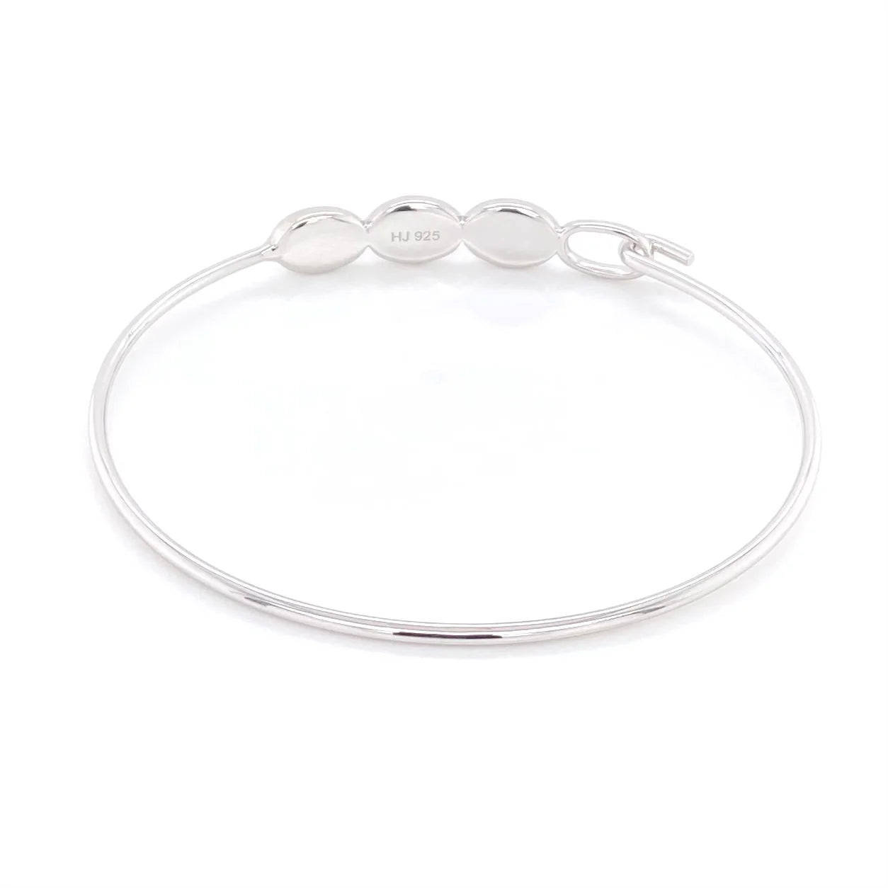 Elegant armbånd i sterling sølv fra Jensen Opals med 3 ovale opaler der sidder oven på armen. Undersiden af armringen.