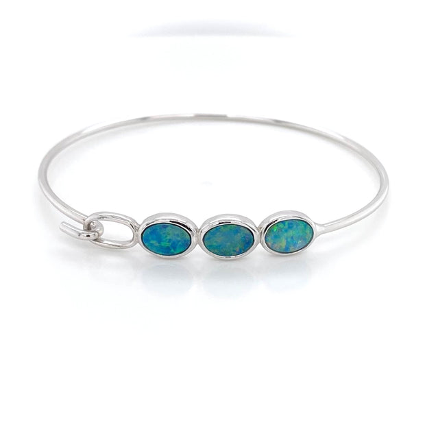 Armbånd i sterling sølv fra Jensen Opals med 3 ovale opaler der sidder oven på armen