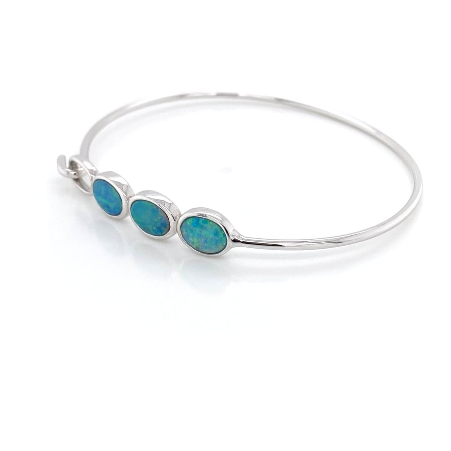 Armbånd i sterling sølv fra Jensen Opals med 3 ovale opaler der sidder oven på armen.