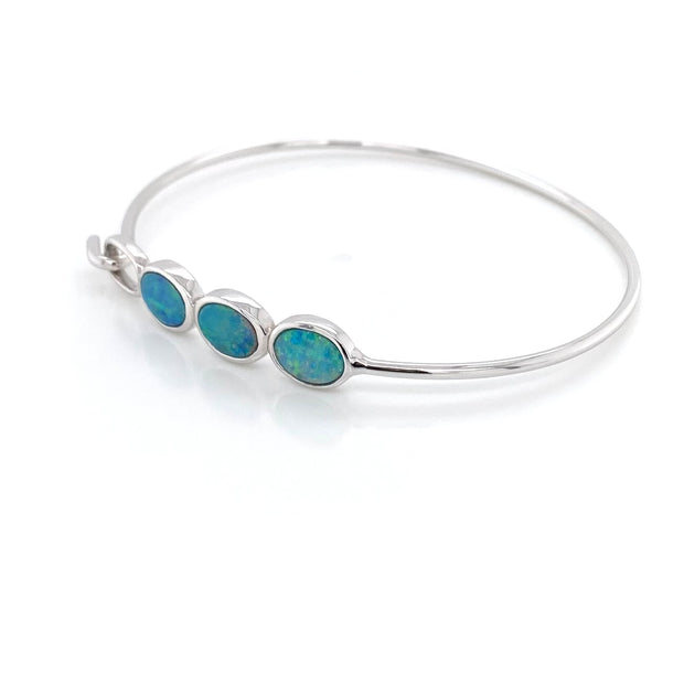 Armbånd i sterling sølv fra Jensen Opals med 3 ovale opaler der sidder oven på armen.
