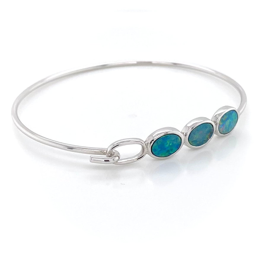 Armbånd i sterling sølv fra Jensen Opals med 3 ovale opaler der sidder oven på armen. Lidt fra siden.
