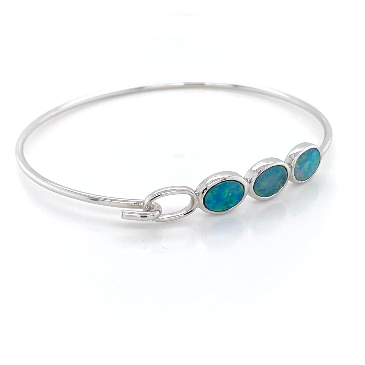 Armbånd i sterling sølv fra Jensen Opals med 3 ovale opaler der sidder oven på armen. Lidt fra siden.
