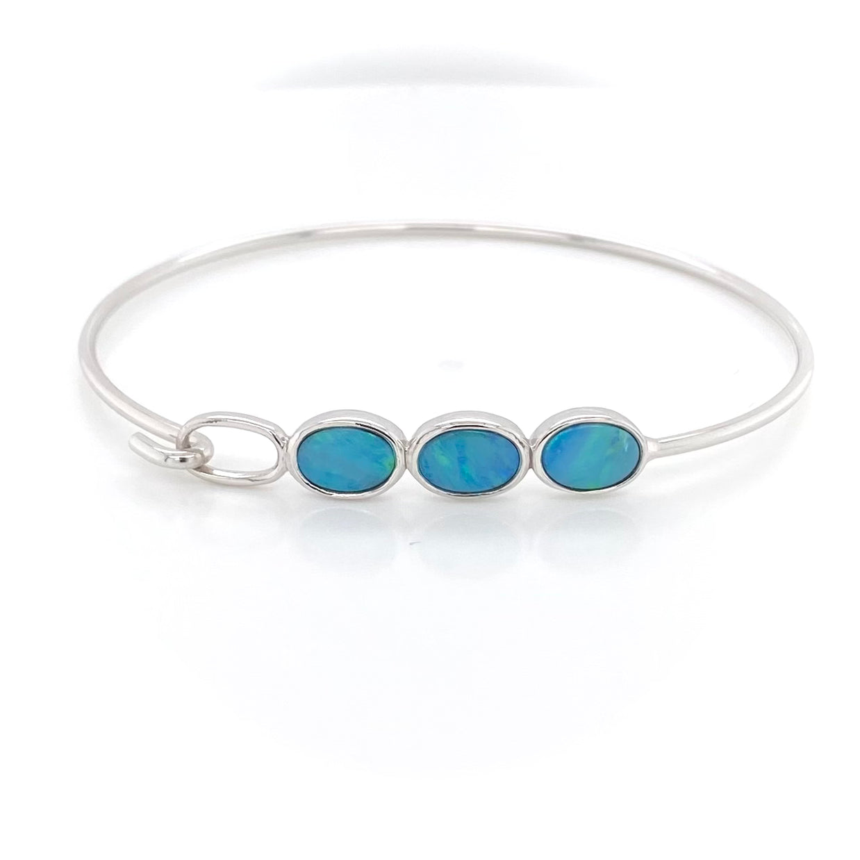 Armbånd i sterling sølv fra Jensen Opals med 3 ovale opaler der sidder oven på armen