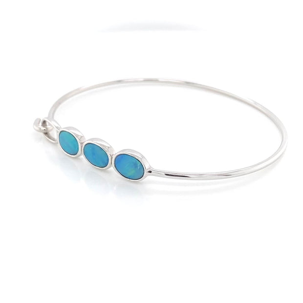 Armbånd i sterling sølv fra Jensen Opals med 3 ovale opaler der sidder oven på armen.