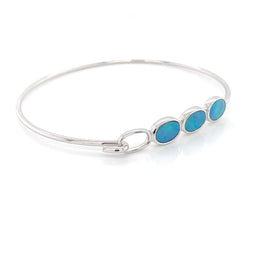 Armbånd i sterling sølv fra Jensen Opals med 3 ovale opaler der sidder oven på armen. Set lidt fra siden.