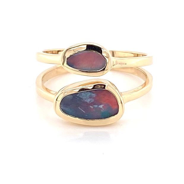 14 karat guld ring med 2 Lightning Ridge opaler i røde og blå farver