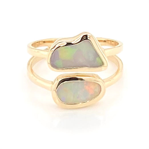 14 karat guld ring med 2 Lightning Ridge opaler med lys baggrund og grønne og røde farver