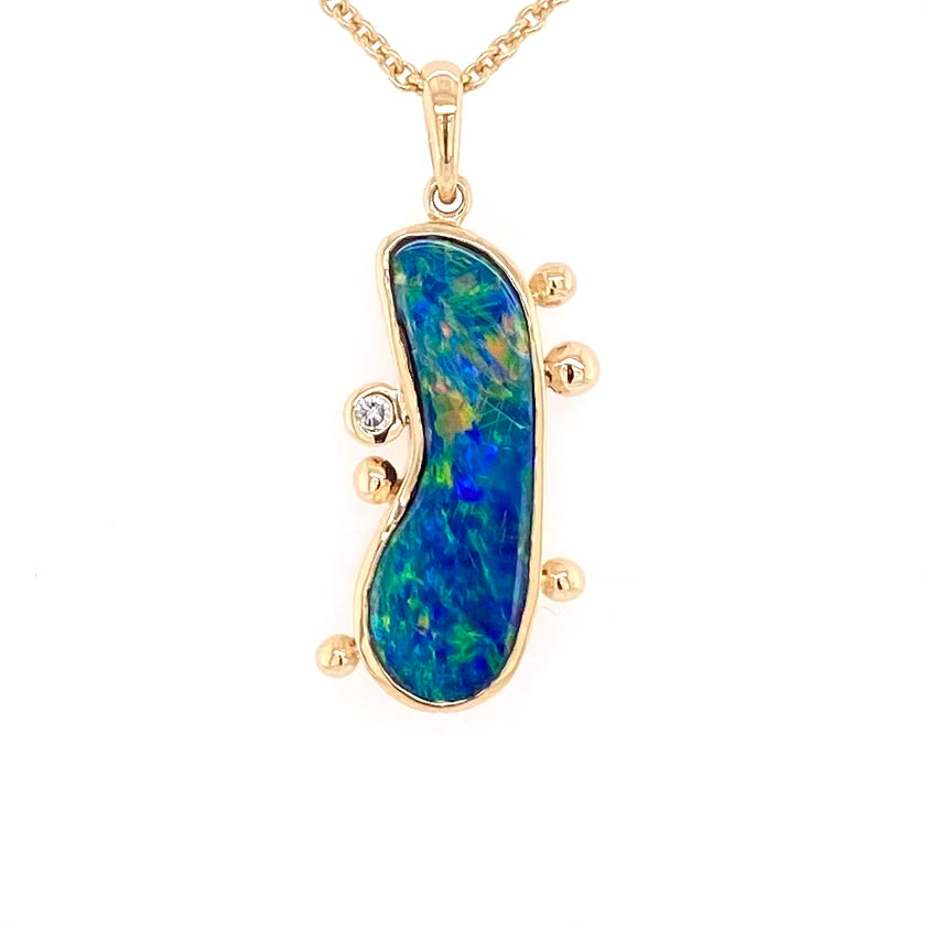 Ægte doublet opal fra Australien indfattet i 14 karat guld og med 0,03 carat diamant og guld klumper på siden.