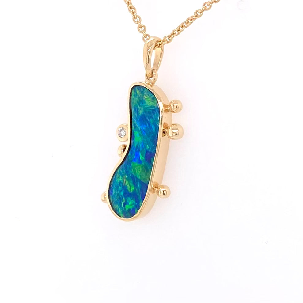 Ægte doublet opal fra Australien indfattet i 14 karat guld og med 0,03 carat diamant og guld klumper på siden.
