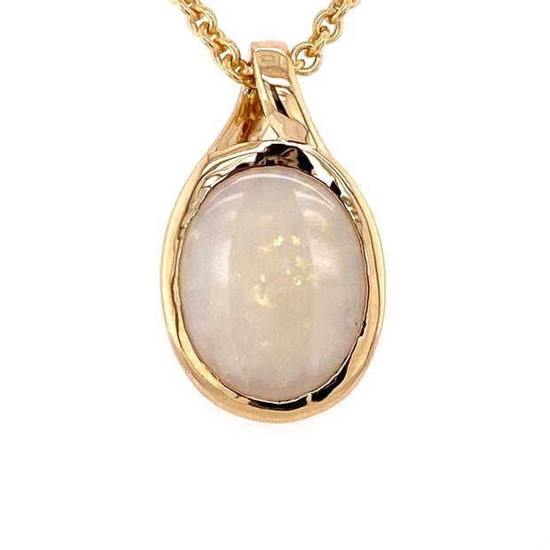 Vedhæng med en ægte solid krystal opal fra Australien indfattet i 14 karat guld.