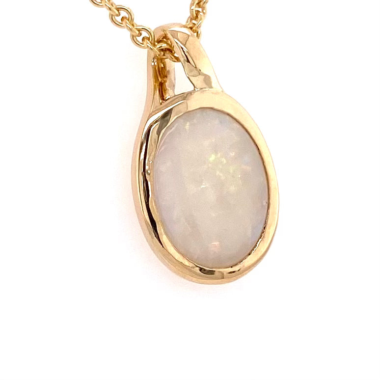 Vedhæng med en ægte solid krystal opal fra Australien indfattet i 14 karat guld.
