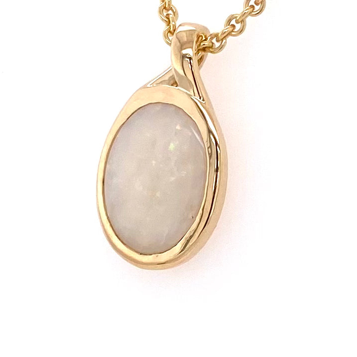 Vedhæng med en ægte solid krystal opal fra Australien indfattet i 14 karat guld.
