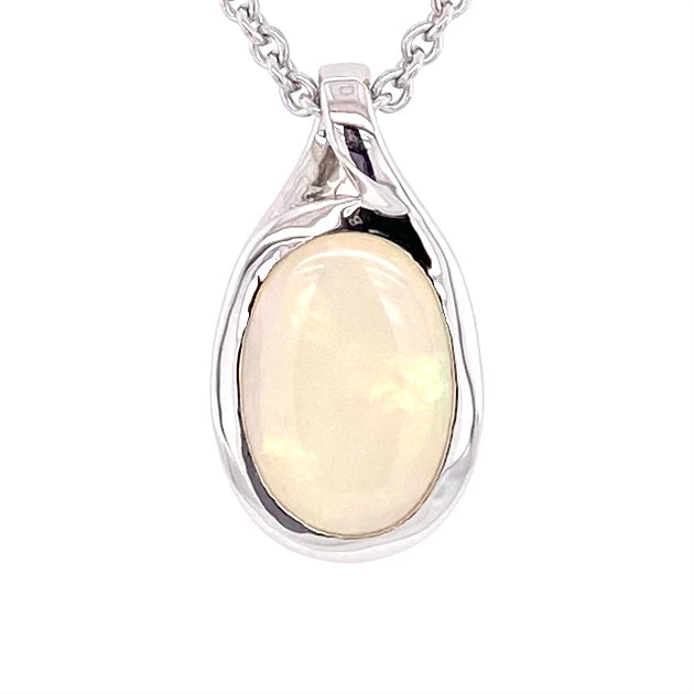 Vedhæng med en ægte solid krystal opal fra Australien indfattet i rhodineret sterling sølv.