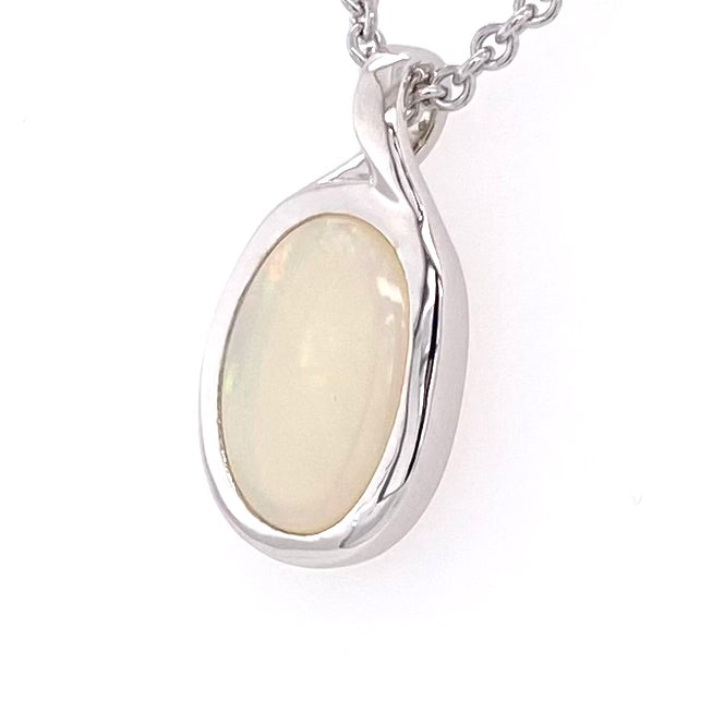 Vedhæng med en ægte solid krystal opal fra Australien indfattet i rhodineret sterling sølv.