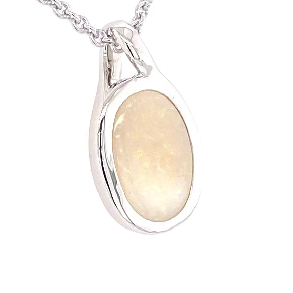 Vedhæng med en ægte solid krystal opal fra Australien indfattet i rhodineret sterling sølv.