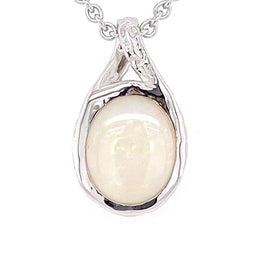 Vedhæng med en ægte solid krystal opal fra Australien indfattet i rhodineret sterling sølv.